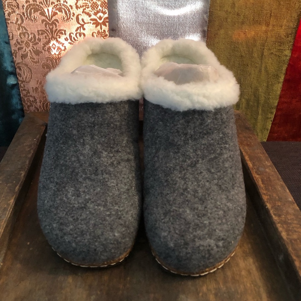 NIB Earth wool mules!